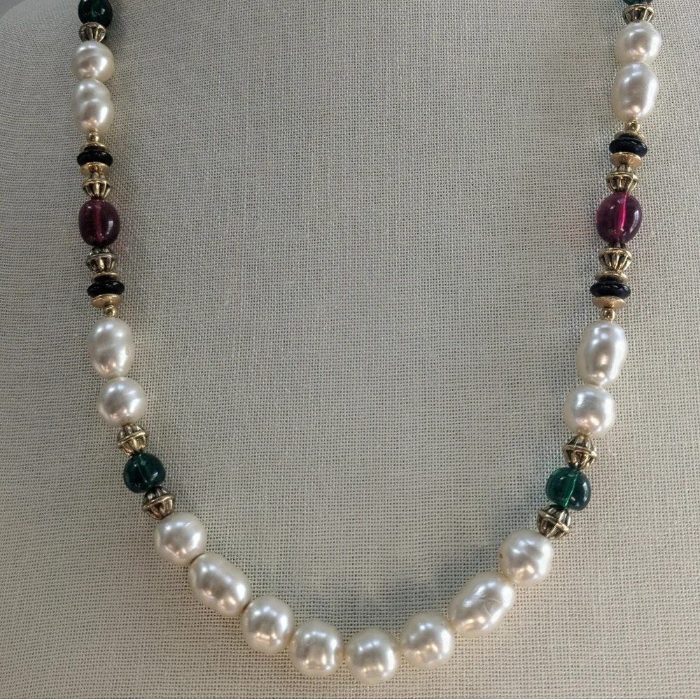 Beautiful Vintage Faux Pearl Long Necklace With Dark Red And Green Accent Beads - Picture 2 of 5